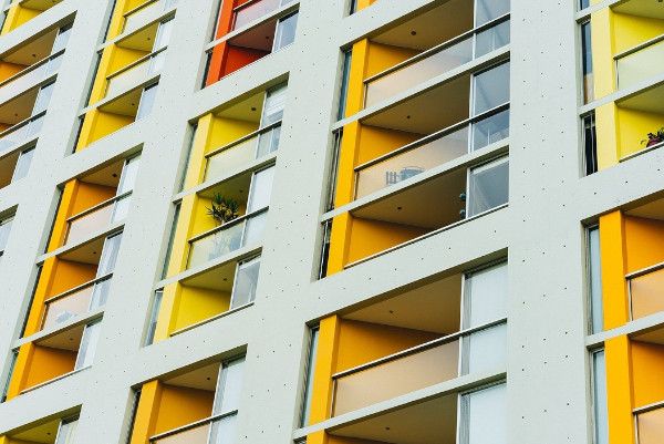 Miért nélkülözhetetlen a földmérő a társasházi alapító okirathoz?